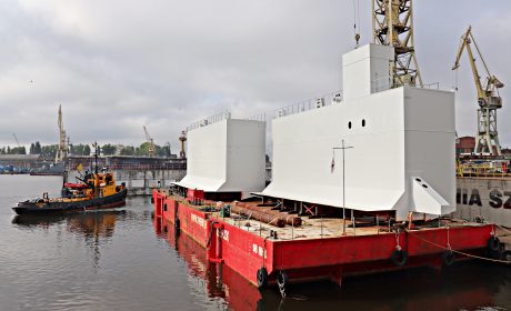 Załadunek dwóch baszt doku pływającego o łącznym ciężarze ponad 300 ton, wykonanych na zamówienie kontrahenta zagranicznego.