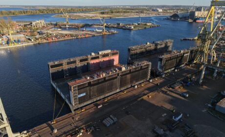 W Stoczni Szczecińskiej „Wulkan” zakończyliśmy ważny etap budowy nowego doku pływającego – zwodowane zostały dwa pierwsze moduły konstrukcji.